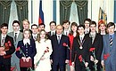Церемония вручения дипломов победителям международных олимпиад по учебным предметам за 2000 год.
