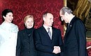 Владимир и Людмила Путины во время встречи с Президентом Австрии Томасом Клестилем и его супругой Маргот Клестиль-Леффлер перед началом официального обеда.