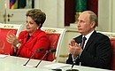 С Президентом Бразилии Дилмой Роуссефф во время подписания российско-бразильских документов.