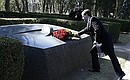 Дмитрий Медведев возложил цветы к могиле президента Финляндии Урхо Кекконена на мемориальном кладбище Хиетаниеми.