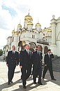 С премьер-министром Испании Хосе Мария Аснаром во время прогулки по Кремлю.