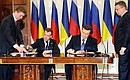 Дмитрий Медведев и Президент Украины Виктор Янукович подписали Соглашение между Россией и Украиной по вопросам пребывания Черноморского флота России на территории Украины.