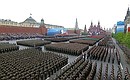 Перед началом военного парада на Красной площади в ознаменование 67-й годовщины Победы в Великой Отечественной войне.