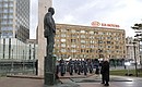 Vladimir Putin laid flowers at the monument to Yevgeny Primakov.