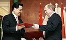 С Председателем Китайской Народной Республики Ху Цзиньтао после подписания Совместной декларации.