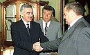 Глава администрации Чечни Ахмат Кадыров (справа) поздравил Мурата Зязикова (слева), избранного на выборах 28 апреля Президентом Ингушетии, перед началом совещания по вопросам социально-экономического развития Южного федерального округа.