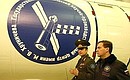 В монтажно-испытательном корпусе космического ракетного комплекса «Союз-2». С командующим Космическими войсками Олегом Остапенко.