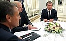Встреча с президентом, председателем правления компании «Роснефть» Игорем Сечиным (справа) и руководством нефтегазовой компании «Бритиш петролеум».