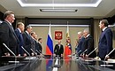 Совещание с постоянными членами Совета Безопасности началось с минуты молчания в память о бывшем мэре Москвы Юрии Лужкове.