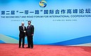 С Председателем КНР Си Цзиньпином перед началом заседания круглого стола Международного форума «Один пояс, один путь». Фото ТАСС