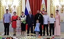 На церемонии вручения орденов «Родительская слава». Орденом награждена семья Урсовых из Республики Мордовия.