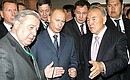 С Президентом Казахстана Нурсултаном Назарбаевым на выставке товаропроизводителей приграничных регионов Казахстана и России.