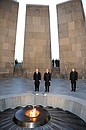 Возложение цветов к Мемориалу памяти жертв геноцида армян. С Президентом Армении Сержем Саргсяном.