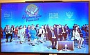 Участники встречи с лауреатами и финалистами конкурса «Учитель года России» (в режиме видеоконференции).