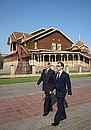 С губернатором Оренбургской области Алексеем Чернышевым во время посещения культурного комплекса «Национальная деревня».