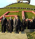 Vladimir Putin, Alexander Lukashenko and Leonid Kuchma after laying flowers by the memorial.