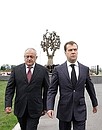 Президент возложил цветы к монументу «Древо скорби» в память о жертвах трагедии в Беслане. С главой Республики Северная Осетия – Алания Таймуразом Мамсуровым.