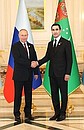 С Президентом Туркменистана Сердаром Бердымухамедовым перед началом двусторонней встречи. Фото пресс-службы Президента Туркменистана