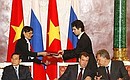 С Президентом Вьетнама Нгуен Минь Чиетом и Министром промышленности и торговли Виктором Христенко (справа) на церемонии подписания российско-вьетнамских документов.