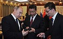 Vladimir Putin presented the President of the People’s Republic of China Xi Jinping with a smartphone of Russian make – a Yotaphone-2, with Russian, Chinese and APEC symbols uploaded for the occasion.