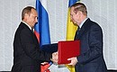 С Президентом Украины Леонидом Кучмой во время церемонии подписания российско-украинских документов о сотрудничестве в Азовском море и Керченском проливе.