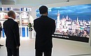 Владимир Путин и Председатель КНР Си Цзиньпин посетили фотовыставку, посвящённую истории российско-китайского торгово-экономического сотрудничества.