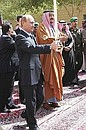 Посещение исторического центра короля Абдель Азиза. С губернатором провинции Эр-Рияд, братом саудовского короля принцем Сальманом бен Абделем Азизом.