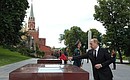 В День памяти и скорби Владимир Путин возложил цветы к памятным знакам, установленным в честь городов-героев и городов воинской славы.