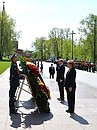 Владимир Путин и Федеральный канцлер Германии Ангела Меркель возложили венки к Могиле Неизвестного Солдата в Александровском саду.