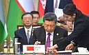 В ходе встречи лидеров стран Шанхайской организации сотрудничества подписан пакет документов. Председатель КНР Си Цзиньпин на церемонии подписания.