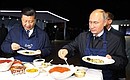 Президент России Владимир Путин и Председатель КНР Си Цзиньпин посетили выставку «Улица Дальнего Востока». Фото ТАСС