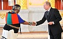 Верительную грамоту Президенту России вручает Чрезвычайный и Полномочный Посол Южно-Африканской Республики Номасонто Мария Сибанда-Туси.