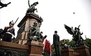 Возложение венка к памятнику национальному герою Аргентины генералу Хосе де Сан-Мартину.