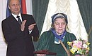 КРЕМЛЬ. Государственная премия в области литературы и искусства 2002 года вручена поэтессе Новелле Матвеевой.