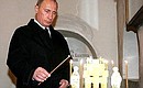 Владимир Путин поставил свечу к иконе святого Георгия Победоносца в Михайло-Архангельском соборе Нижегородского кремля.
