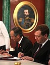 Подписание совместных документов. Дмитрий Медведев и Президент Гватемалы Альваро Колом приняли совместное заявление.