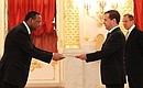 Церемония вручения верительных грамот послами иностранных государств. Верительную грамоту Президенту России вручает посол Республики Эфиопия Касахун Дендер Мелесе.