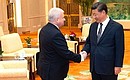 Чрезвычайный и Полномочный Посол России в КНР Андрей Денисов и Председатель Китайской Народной Республики Си Цзиньпин.