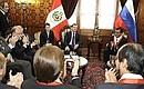С Председателем Национального конгресса Перу Хавьером Веласкесом Кескеном (справа на втором плане).