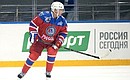 Во время матча нового пятого сезона Ночной хоккейной лиги между хоккеистами-ветеранами команды «Звёзды НХЛ» и сборной НХЛ.