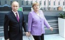 С Федеральным канцлером Германии Ангелой Меркель перед началом встречи с представителями российско-германских деловых кругов.