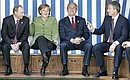 С Федеральным канцлером Германии Ангелой Меркель, Президентом США Джорджем Бушем и Премьер-министром Великобритании Энтони Блэром.
