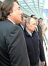 Во время осмотра стадиона «Фишт». Слева – генеральный директор Первого канала Константин Эрнст.