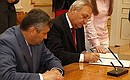 Президенты Южной Осетии Эдуард Кокойты (слева) и Абхазии Сергей Багапш на встрече с Дмитрием Медведевым подписали шесть принципов урегулирования конфликтов.