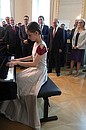 После церемонии подписания двусторонних документов. Выступление 13-летней пианистки Альмы Дойчер, сыгравшей композицию в честь Президента России.