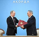 Signing of documents following Russian-Kazakhstani talks.