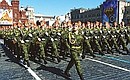 Военный парад в честь 57-й годовщины Победы в Великой Отечественной войне.