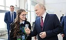 Перед началом осмотра космодрома Восточный Владимир Путин побеседовал с ученицей 9-го класса Марией Андреевой, увлекающейся космосом и спутникостроением, и подарил ей ключ управления пуском ракеты.