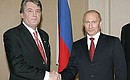 Перед началом встречи с Президентом Украины Виктором Ющенко.