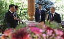 Перед началом пленарного заседания СВМДА Президент России заехал в резиденцию Председателя Китайской Народной Республики, чтобы поздравить его с Днём рождения.